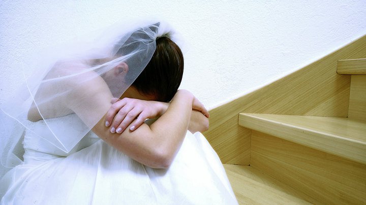 Нетерпеливый жених избил тещу и на ее глазах похитил будущую невесту: видео