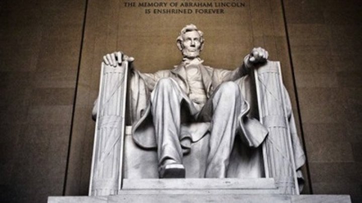 Гражданин Киргизии нацарапал свое имя на мемориале Линкольна в Вашингтоне