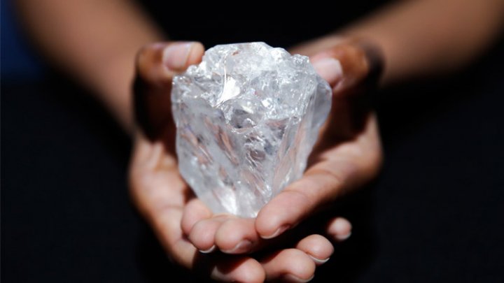 Крупнейший в мире алмаз продали за $53 млн