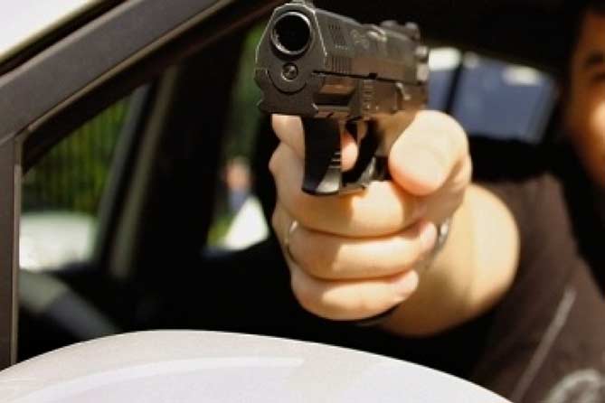 Таксист угрожал пассажирам пистолетом