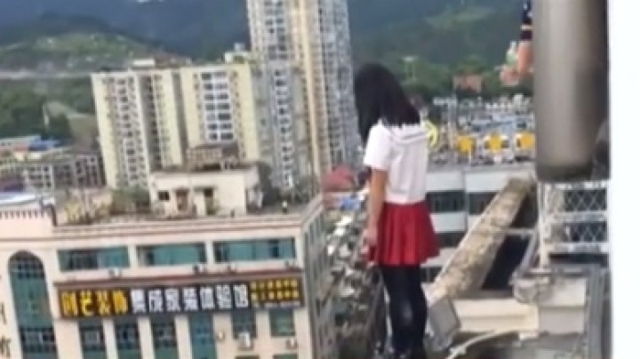 Китайский учитель спас собиравшуюся свести счеты с жизнью школьницу