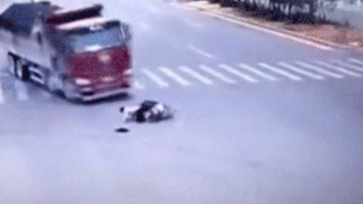 Сбитый двумя грузовиками подряд китаец чудом остался невредим: видео (18+)