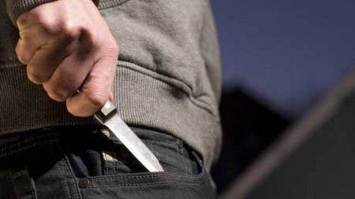 В Москве неизвестные с ножом ограбили мужчину через мобильный банк