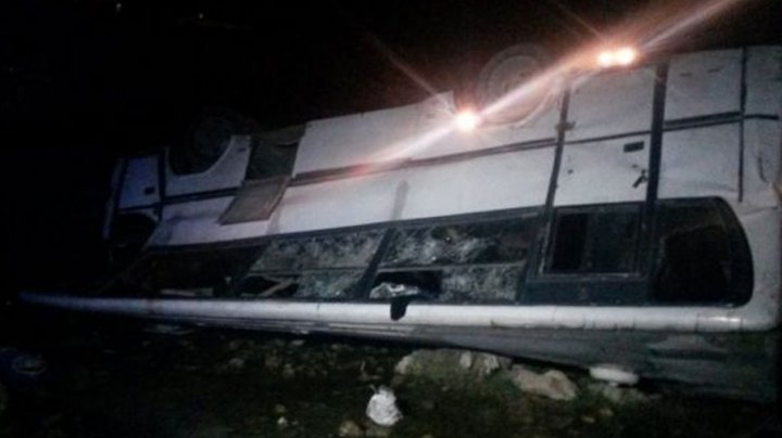 Около 20 человек пострадали при падении в реку автобуса в Азербайджане