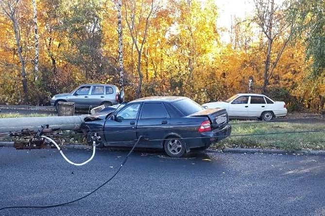 автомобиль врезался в столб провода