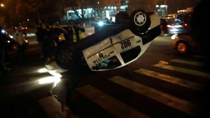 Полицейская машина перевернулась в столице: фото