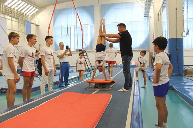 Алексей Немов проводит занятия с детьми
