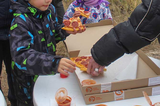 дети едят пиццу