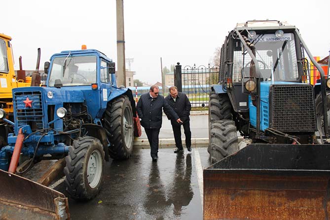Сергей Анташев рядом с трактором