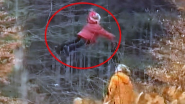 Шокирующие кадры: житель России запечатлел на видео летающею в лесу девочку