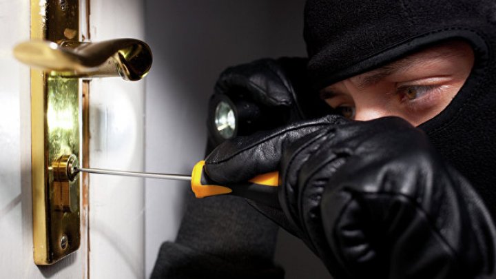 Грабитель в маске дважды потерпел фиаско во время налета на банк в Москве