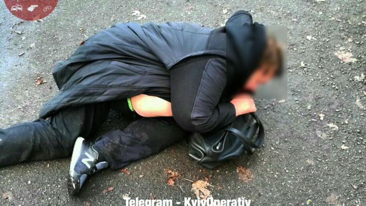 В Киеве пьяная женщина-водитель выпала из машины и уснула на асфальте