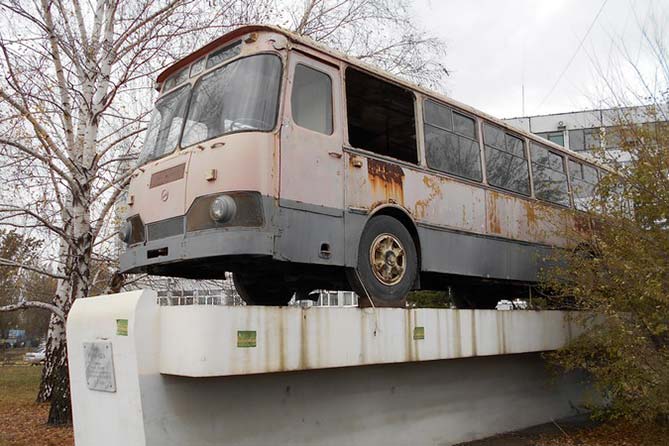 старый автобус на постаменте