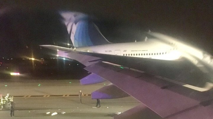 Пассажиры сняли, как два самолёта задели друг друга крыльями перед взлётом