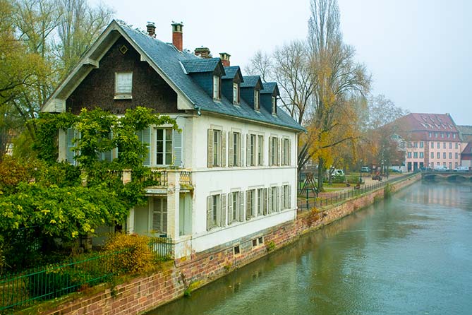 красивое здание на реке стоит