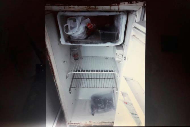 полупустой грязный старый холодильник