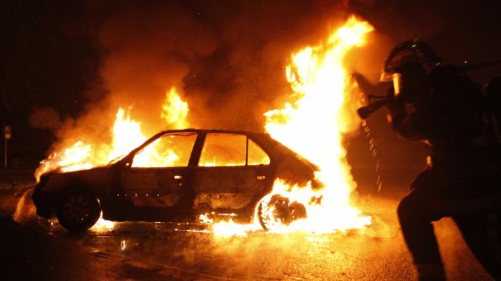 В Санкт-Петербурге на парковке в ТЦ загорелись автомобили