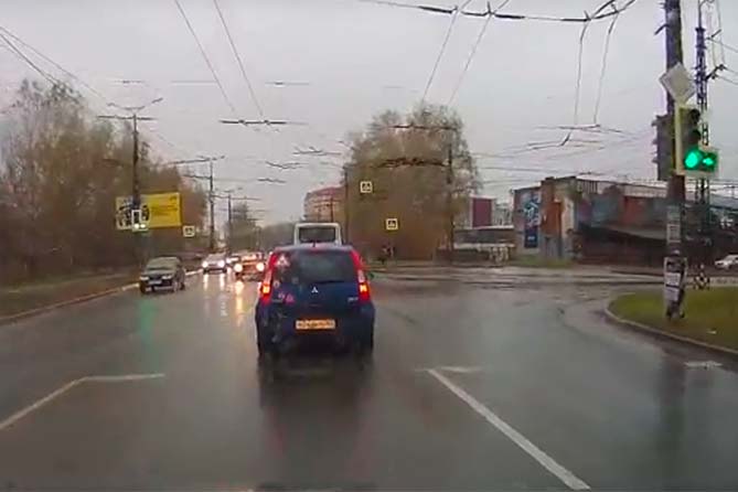 Внимание: Светофор на перекрестке улиц Родины и Баныкина