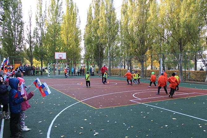 школьники играют в спортивную игру