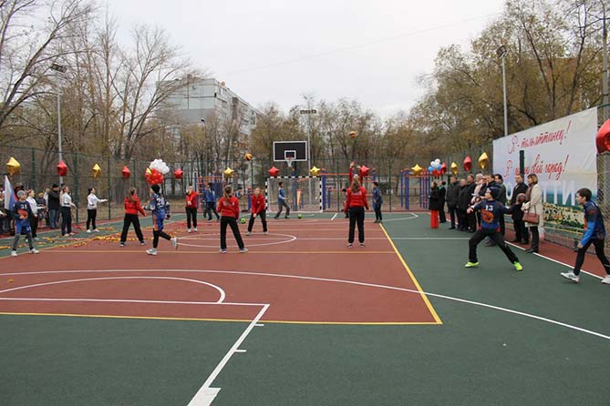 школьники играют на спортивной площадке