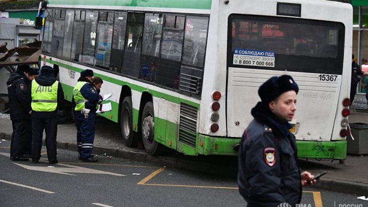 Следователи назвали возможную причину наезда автобуса на остановку в Москве