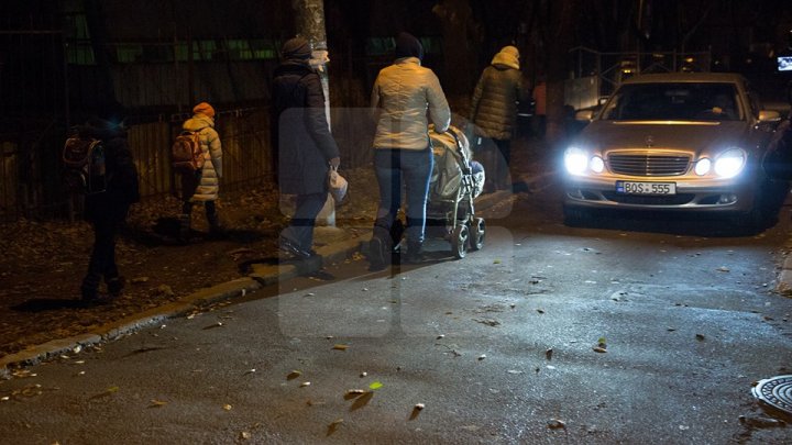 Фоторепортаж: Жители Рышкановки рискуют попасть под колёса, выходя из дома