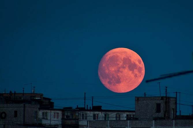 над городом красная луна