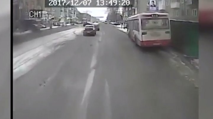 Видео: в Перми автобус на большой скорости протаранил остановку с пассажиром