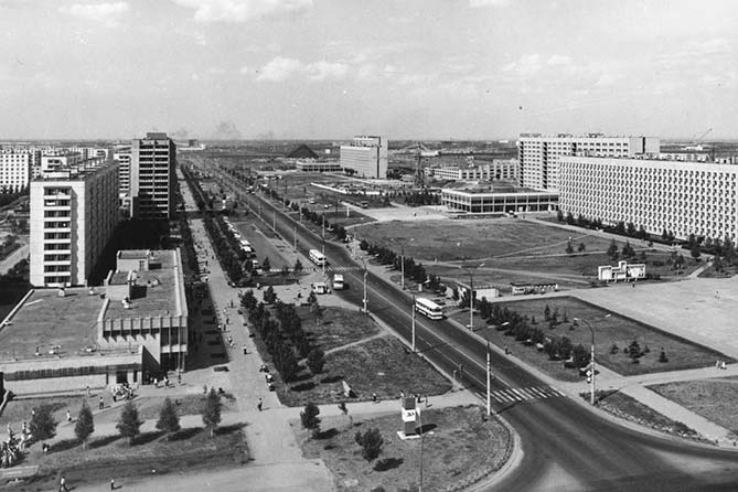 Черно белая фотография улицы Революционной Новый город