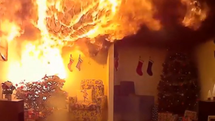 За секунды спалившую дом новогоднюю елку сняли на видео