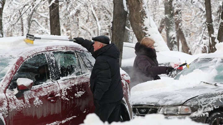 На Сахалине около 100 автомобилей застряли в снегу