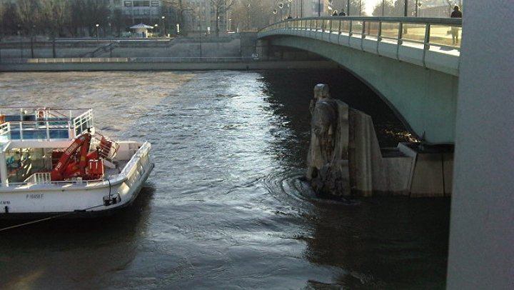 Парижские спасатели ищут в Сене пропавшую женщину-водолаза