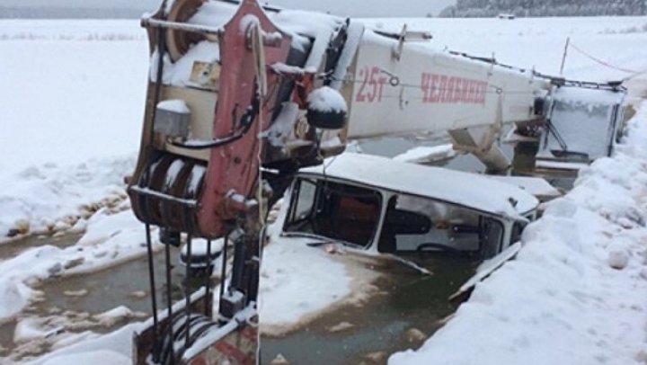 В Иркутске бензовоз и автокран провалились под лёд: фото