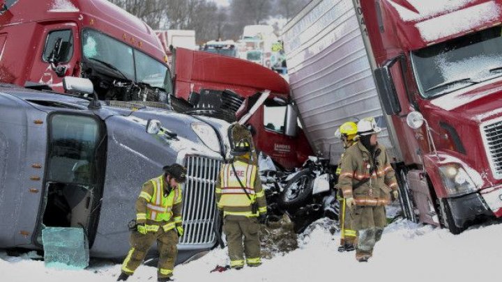 В США из-за снегопадов столкнулись 35 автомобилей: видео