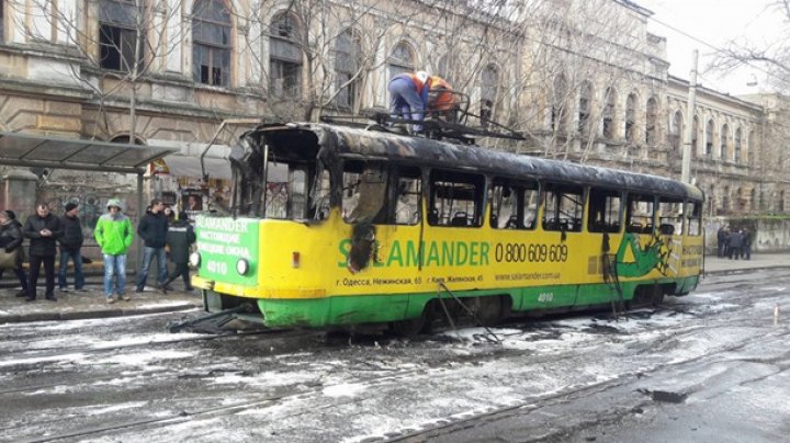 В Одессе загорелся на ходу трамвай: пассажиры выпрыгивали из окон (видео)