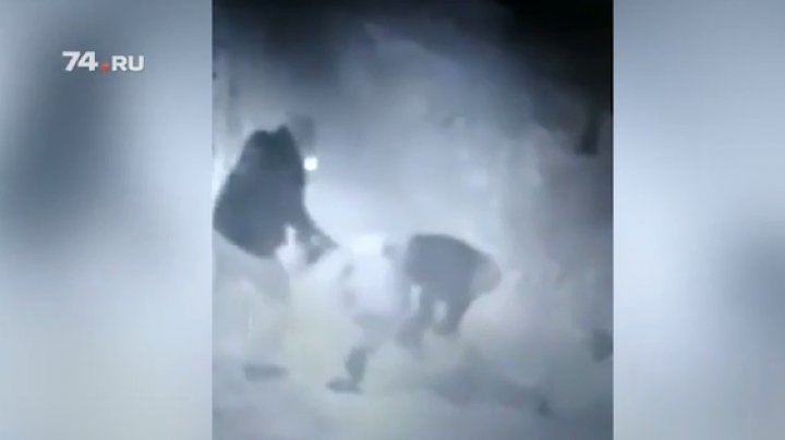 Жестокое избиение женщины двумя мужчинами попало на видео (18+)