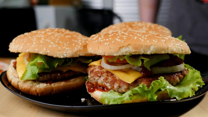 Учёные рассказали, как от гамбургеров развиваются страшные болезни