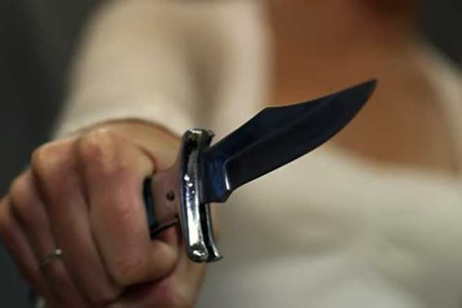25-летняя тольяттинка схватила нож и ударила супруга