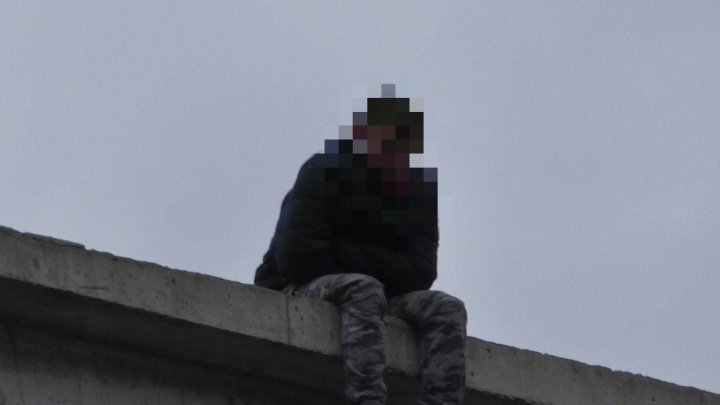 Молодой человек попытался спрыгнуть с крыши строящегося дома в Оргееве: фото