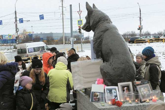 горожане у памятника собаке на улице Льва Яшина