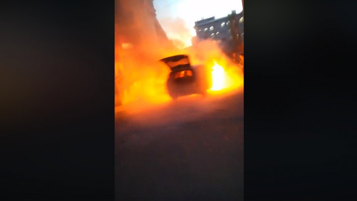 В центре столицы загорелся автомобиль: видео