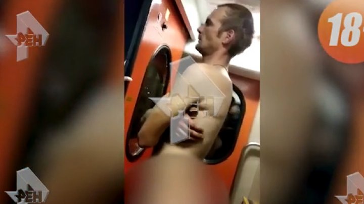 Голый мужчина терроризировал проводника в поезде: видео (18+)