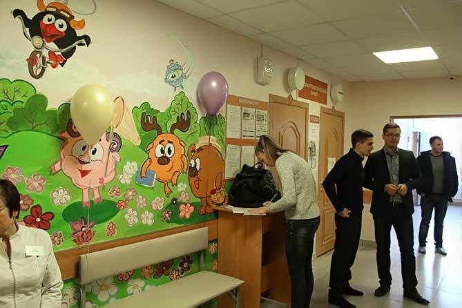 Яркие рисунки в больнице радуют маленьких пациентов и успокаивают родителей