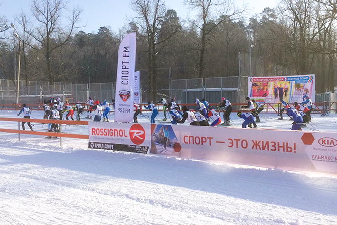 спорсмены участвуют в лыжной гонке 11-02-2018