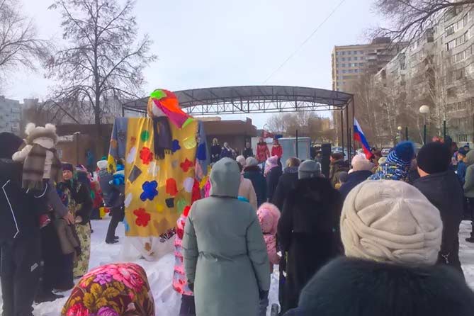 жители празднуют во дворе дома на Курчатова 6