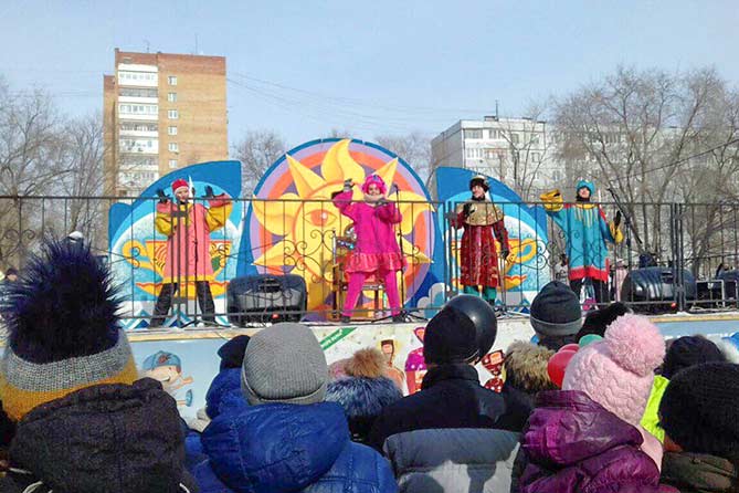 жители празднуют в парке Комсомольского района 18-02-2018
