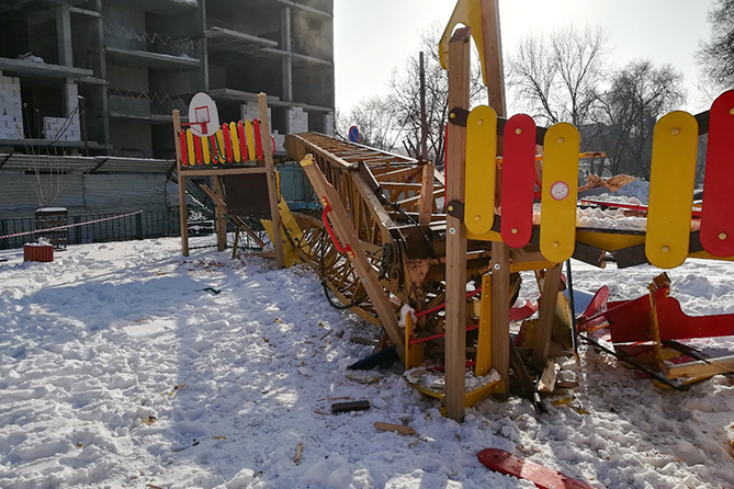 В Тольятти строительный кран упал на детскую площадку