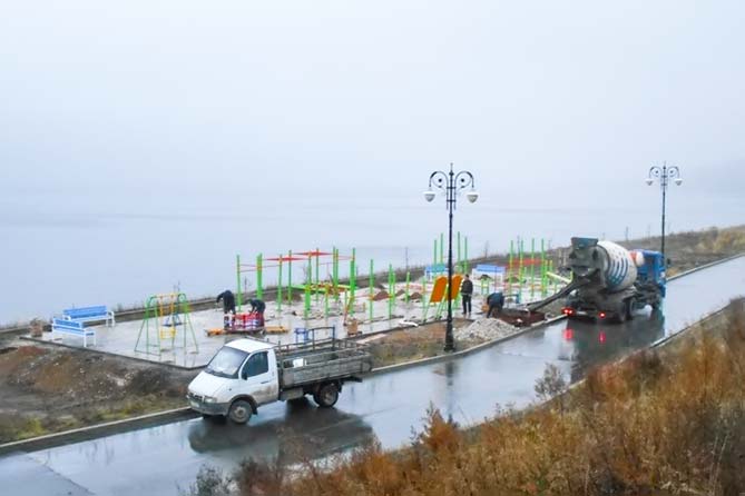 на набережной Комсомольского района строят спортплощадку