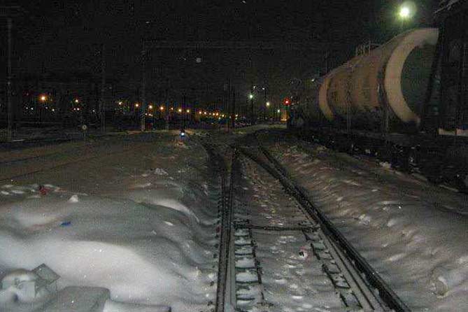 железнодорожные пути ночью в снегу