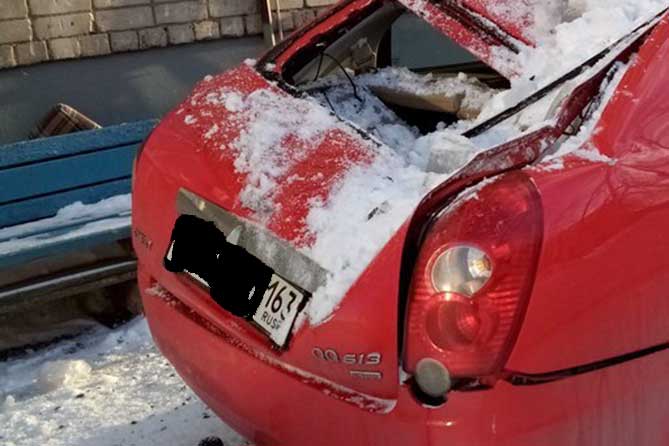 Автомобили жителей Тольятти страдают от падающего замершего снега